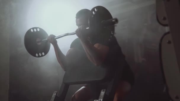 健美运动员在健身房努力工作 肌肉男用杠铃固定地训练他的二头肌 运动生活方式 — 图库视频影像