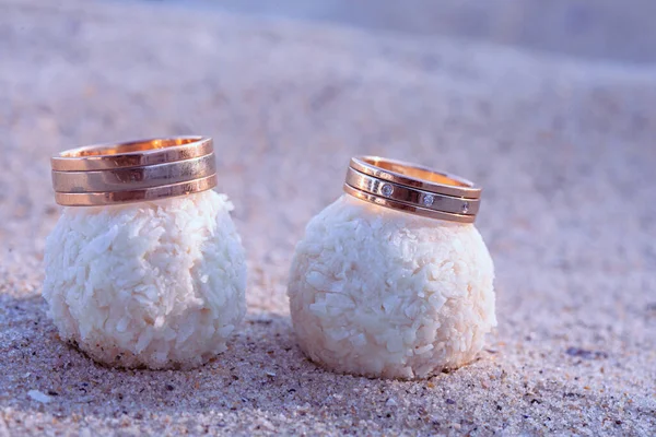 Feche Alianças Casamento Com Balas Uma Areia Conceito Casamento — Fotografia de Stock