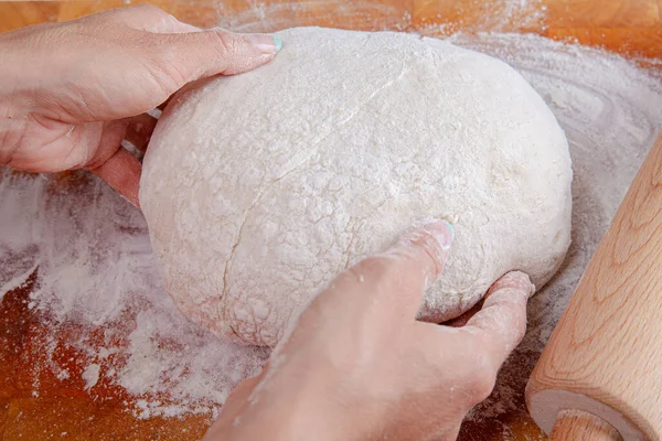 Zbliżenie Żeński Ręka Przygotowuję Surowy Ciasto Drewniany Tablica Posypany Mąka — Zdjęcie stockowe