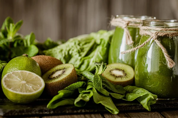 木製のテーブルの上に材料と緑のスムージーをブレンド 健康食品の概念 緑のカクテル — ストック写真
