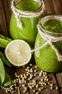 Limonlu cam kavanozlarda taze yeşil meyve püresi. Detoks konsepti. Sağlıklı bir yaşam tarzı. Güzel yemek.. 