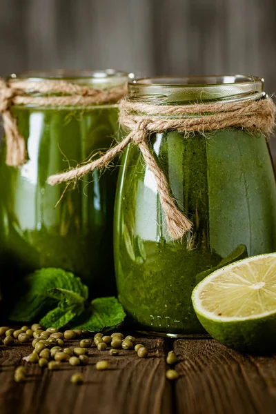 Limonlu cam kavanozlarda taze yeşil meyve püresi. Detoks konsepti. Sağlıklı bir yaşam tarzı. Güzel yemek.. 