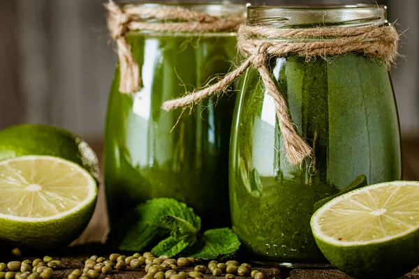 Limonlu cam kavanozlarda taze yeşil meyve püresi. Detoks konsepti. Sağlıklı bir yaşam tarzı. Güzel yemek.. 