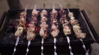 Şişte ızgara et, ızgarada kahverengi et. Doğadaki mangal üzerinde shashlik pişirmek. Shashlik kömürde pişiyor. 4k