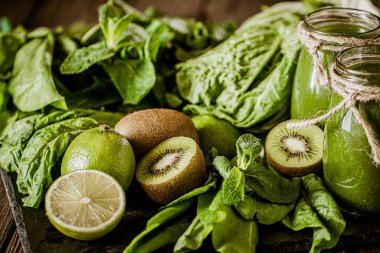 Limonlu cam kavanozlarda taze yeşil meyve püresi. Detoks konsepti. Sağlıklı bir yaşam tarzı. Güzel yemek.. 