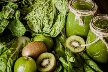 Limonlu cam kavanozlarda taze yeşil meyve püresi. Detoks konsepti. Sağlıklı bir yaşam tarzı. Güzel yemek.. 