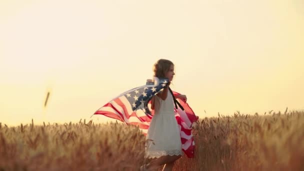 Χαριτωμένο Κοριτσάκι Αμερικανός Πατριώτης Γυρίζει Γύρω Εθνική Σημαία Στη Μέση — Αρχείο Βίντεο