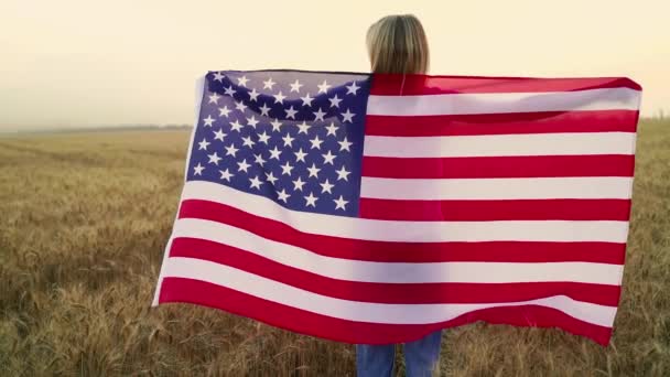 Widok Tyłu Patriotycznej Szczęśliwej Kobiety Flagą Usa Która Pozostaje Środku — Wideo stockowe