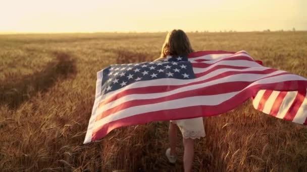 Słodka Dziewczynka Amerykański Patriota Biegający Flagą Narodową Otwartym Polu Pszenicy — Wideo stockowe