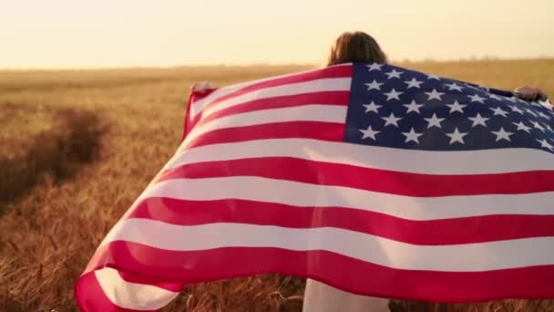 Linda Niña Patriota Americana Caminando Con Bandera Nacional Campo Trigo — Vídeos de Stock