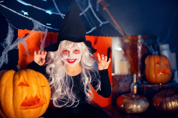 Boszorkány Karneváli Jelmezes Kislányok Ijesztgetnek Arcokat Vágnak Háttérben Halloween Kor — Stock Fotó