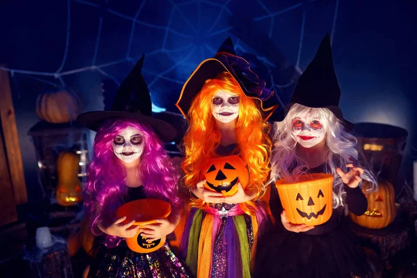 Tři Holčičky Čarodějnických Karnevalových Kostýmech Drží Dýně Pro Bonbóny Pozadí — Stock fotografie
