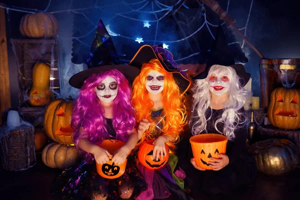Tři Holčičky Čarodějnických Karnevalových Kostýmech Děsí Dělají Obličeje Pozadí Dekorace — Stock fotografie