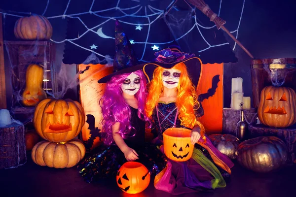 Dvě Holčičky Kostýmu Čarodějnic Držící Dýně Sladkosti Pozadí Dekorace Halloween — Stock fotografie