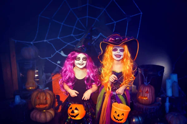 Zwei Kleine Mädchen Hexen Faschingskostüm Mit Kürbissen Für Bonbons Auf lizenzfreie Stockfotos