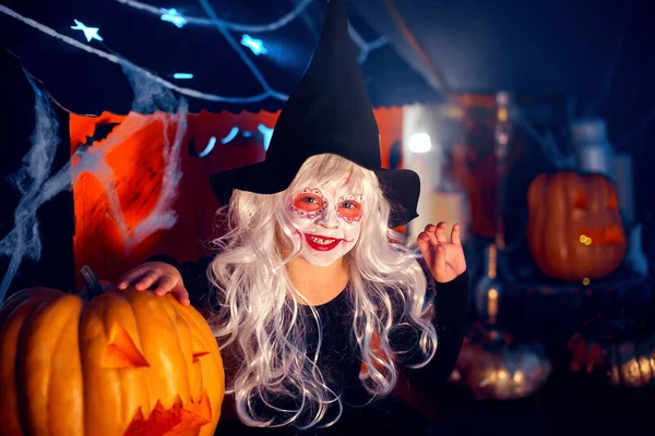 Portrait Von Lächelnden Kleinen Mädchen Hexen Karnevalskostüm Mit Kürbis Auf Stockbild