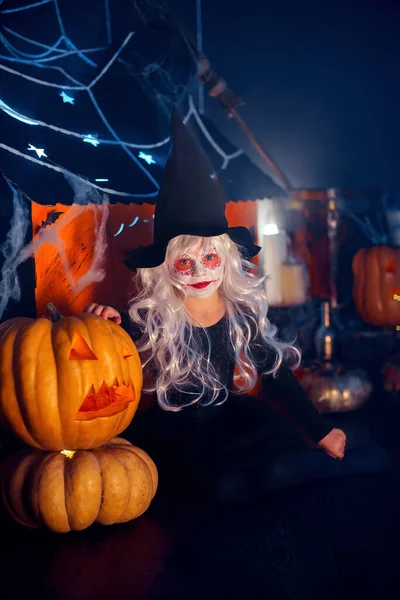 Lächelnde Kleine Mädchen Hexen Faschingskostüm Mit Kürbis Auf Hintergrunddekor Halloween Stockbild