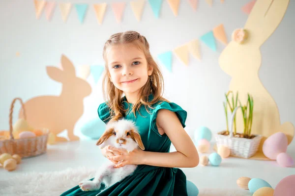 Glückliches Kleines Mädchen Hält Flauschiges Kaninchen Ostern Bunte Dekoration Die lizenzfreie Stockbilder