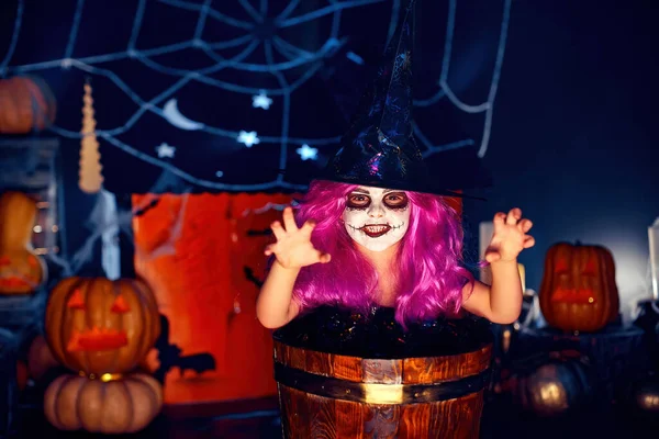 Cadılar Bayramı Nda Arka Plan Dekorunda Otururken Cadı Karnavalı Kostümlü — Stok fotoğraf