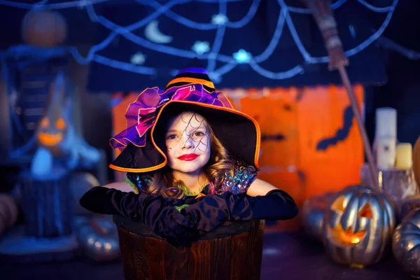 Portrét Roztomilé Holčičky Kostýmu Čarodějnice Vykoukne Stúpy Pozadí Halloweenské Výzdoby — Stock fotografie