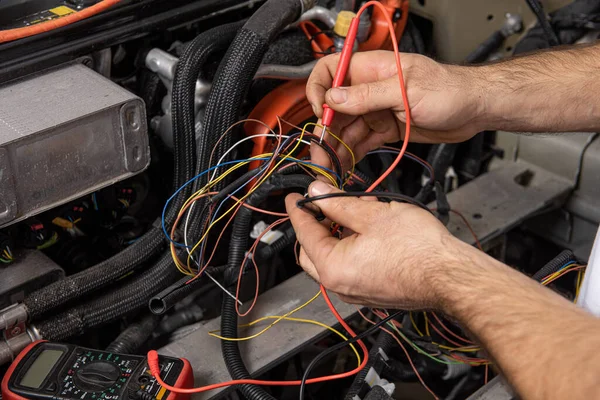 Otomatik elektrikçi kablolardaki voltajı kontrol ediyor.