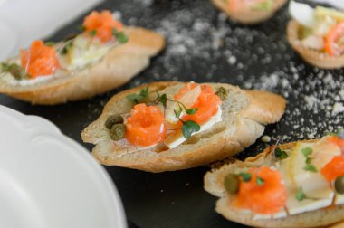 Bir ziyafette açık büfe atıştırmalıkları. açık büfe menü seçenekleri