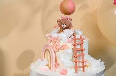 İlk yıl için bir yazıyla birlikte pasta