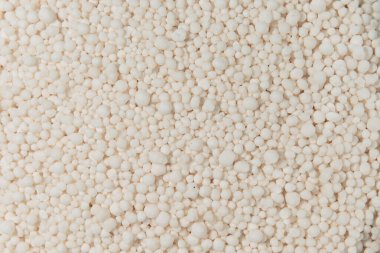 Koyu arkaplanda Granüle edilmiş mineral gübreleri