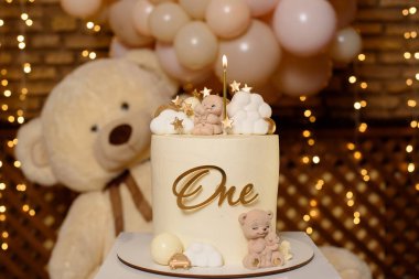 İlk yıl için bir yazıyla birlikte pasta