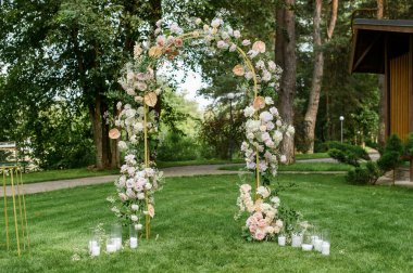 Düğün süslemeleri ve düğün çiçekçisi.