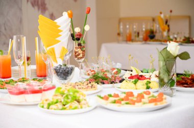 Meyve, et, abur cubur ve şamdanlı büfe masası.