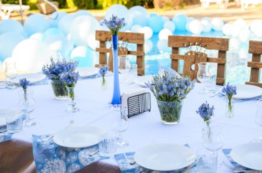 Masa dekoru mavinin tonlarında ve Avusturyalı Veronica çiçekleri
