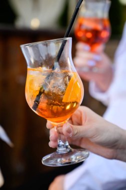 Ellerinde Apperol kokteyli