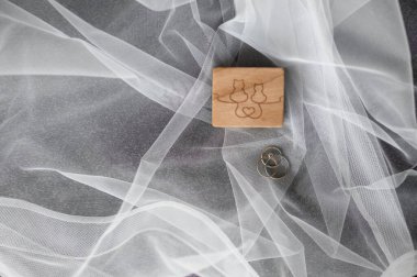 İpek kumaşlı ve altın desenli güzel beyaz ipek kumaşın üst görüntüsü