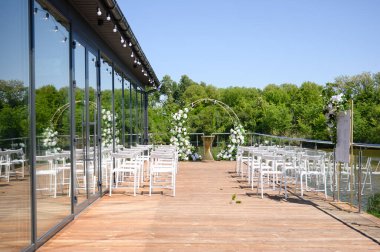 Düğün masası çiçeklerle süslenmiş.