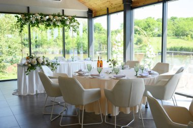 Çiçekli düğün masası.