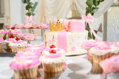 Masada pembe güller olan tatlı pasta.