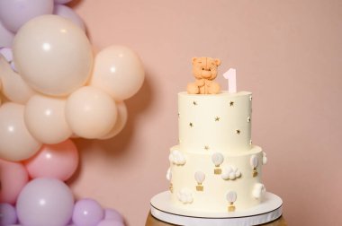 Masada pembe ayı olan tatlı pasta.