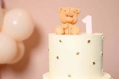 Bir yaşında, beyaz arka planda 11 numara olan bir bebek pastası. İlk olarak, doğum günü. İlk doğum günüm. İlk önce. ilk doğum günü