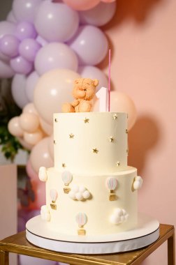 Pembe balonlu tatlı doğum günü pastası