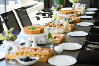 Yemek ve içecekle servis edilir.