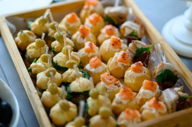 Marketteki lezzetli yemekler.