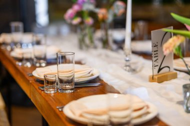 Beyaz çiçekli ve mumlu düğün masası..