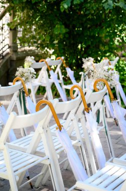 Masada beyaz düğün sandalyeleri