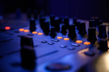 ses dalgası ve düğmeleri olan ses karıştırıcı