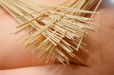 Spa salonunda sopayla masaj