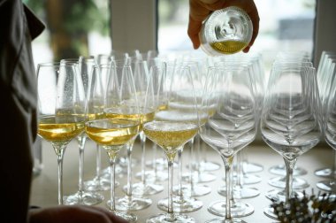 Beyaz şarabın tadına bakmak.