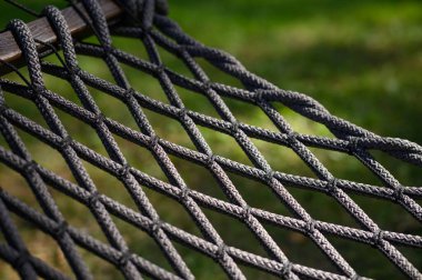 Havuzda tahta sandalyeler