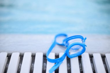 Havuzda tahta sandalyeler