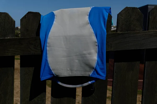 Una Camisa Azul Gris Sido Arrojada Sobre Una Valla Para — Foto de Stock